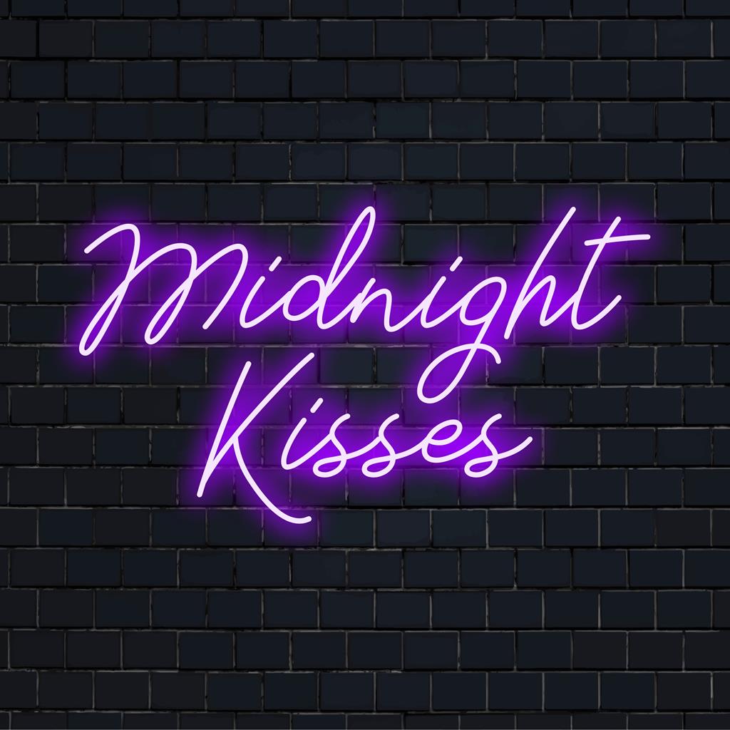 Een op maat gemaakt LED-neonbord met de naam Midnight Kisses, met levendige neonkunst, perfect als chique wanddecoratie.
