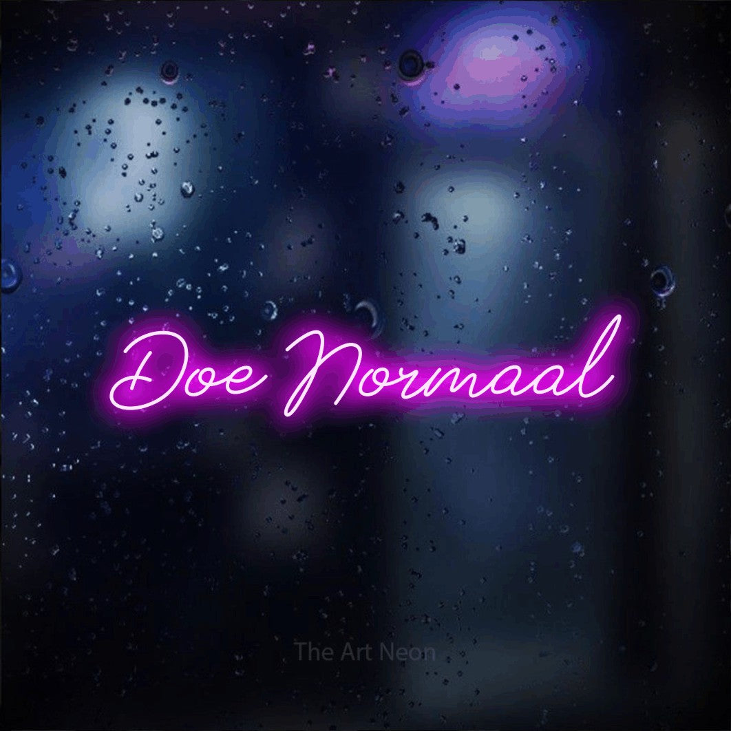 LED neon sign reading “Doe Normaal”, arranged in a single line.