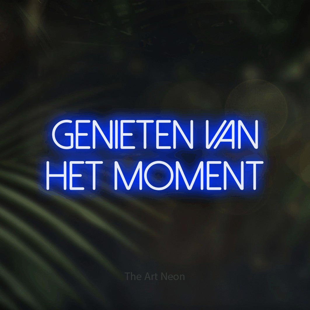 LED neon sign reading “genieten van het moment”, arranged in 2 lines.