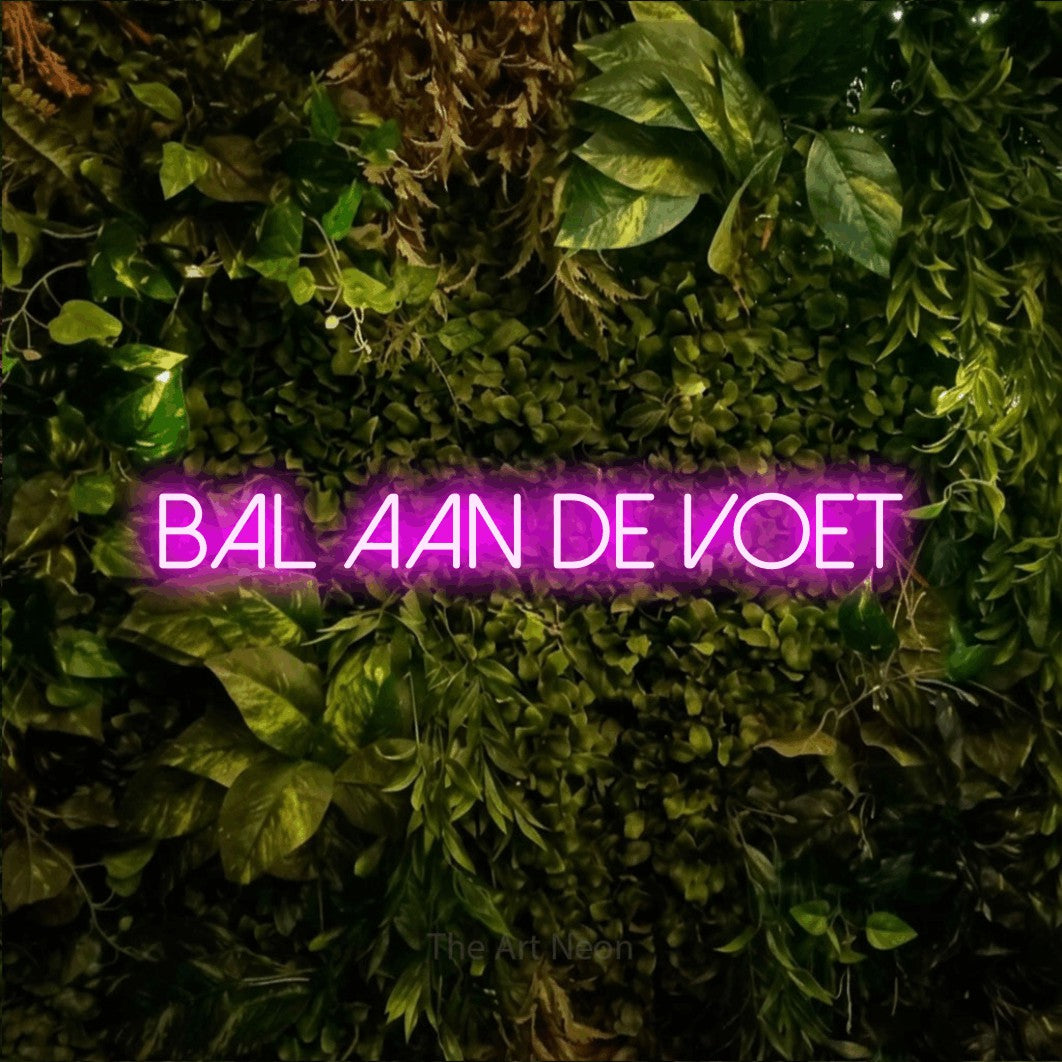 LED neon sign reading “bal aan de voet”, arranged in a single line.