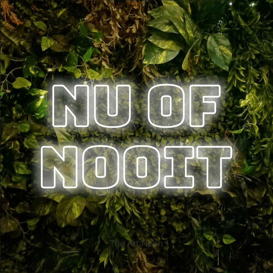 LED neon sign reading “NU OF NOOIT”, arranged in 2 lines.