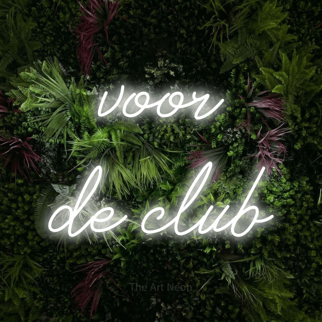 LED neon sign reading “voor de club”, arranged in 2 lines.