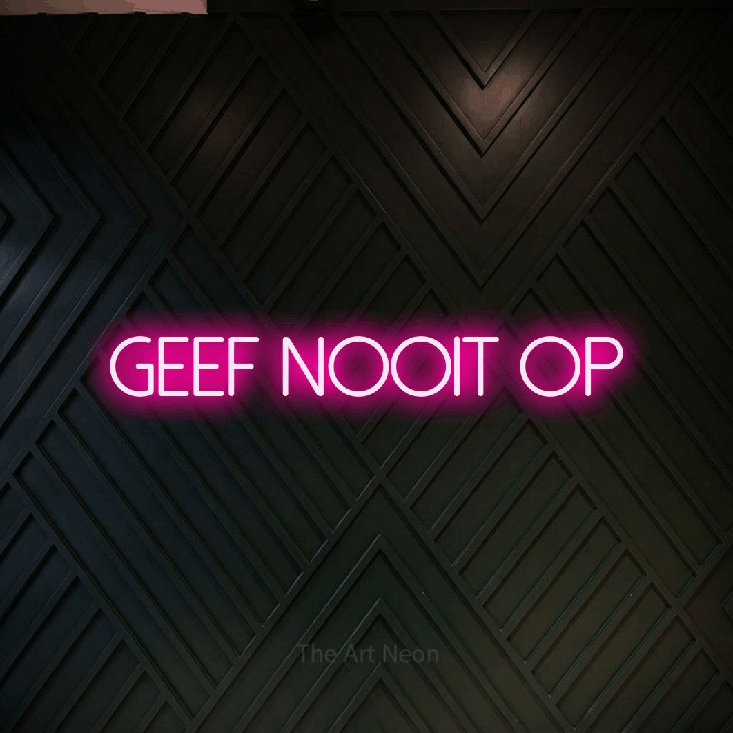 LED neon sign reading “geef nooit op”, arranged in a single line.