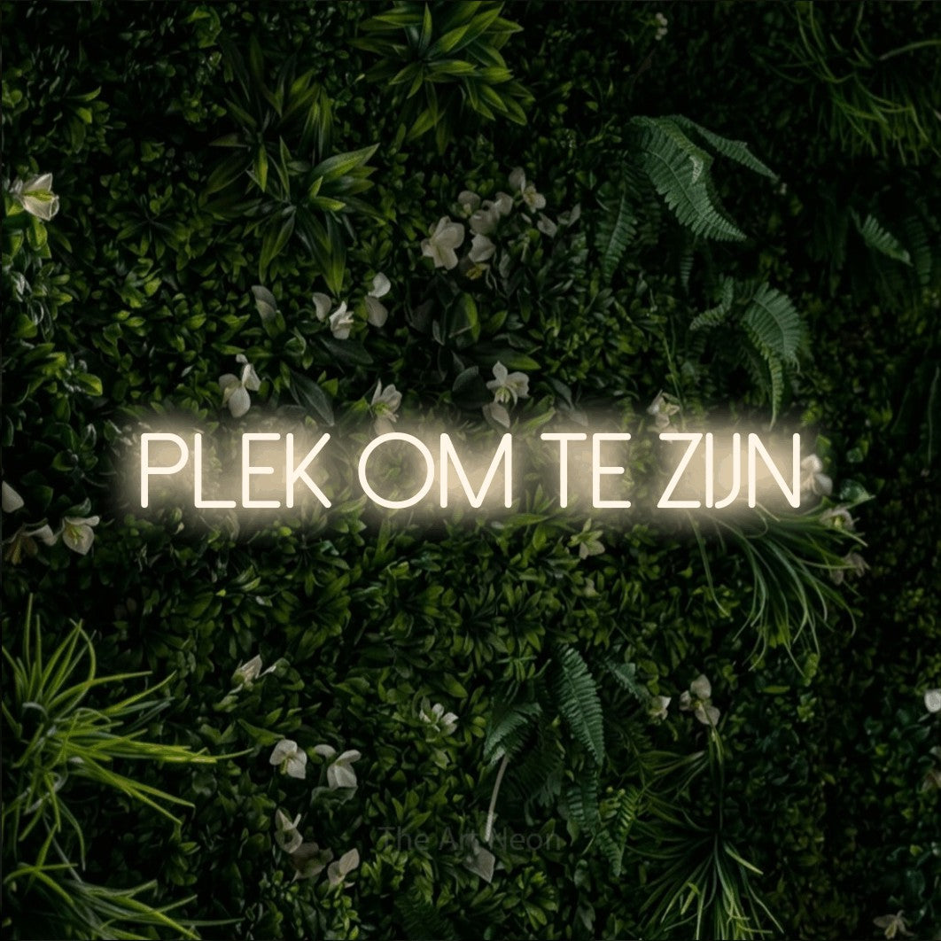 LED neon sign reading “plek om te zijn”, arranged in a single line.