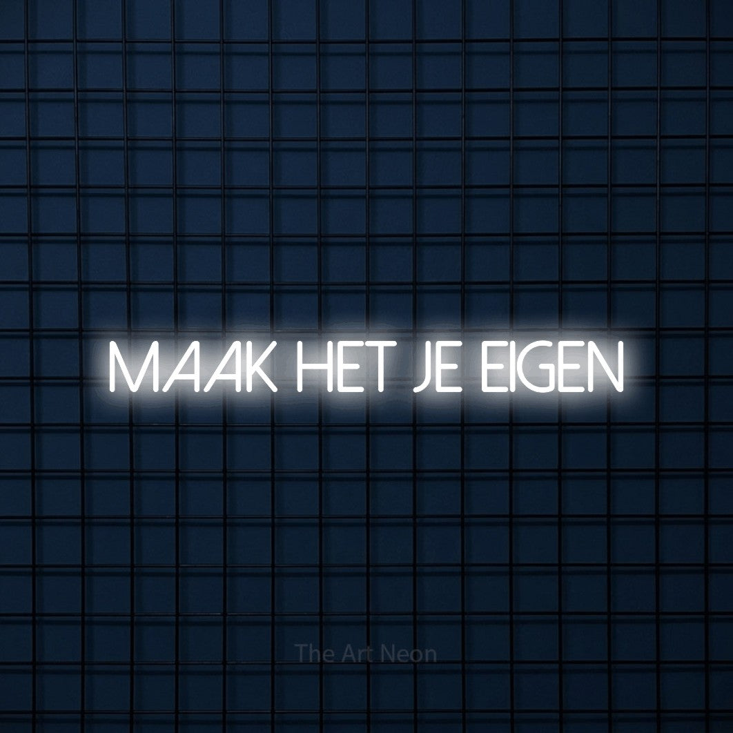 LED neon sign reading “MAAK HET JE EIGEN”, arranged in a single line.