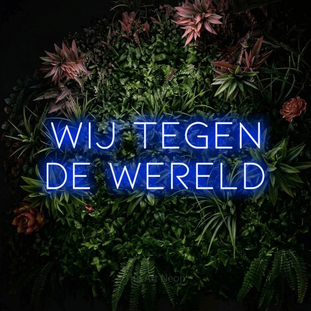 LED neon sign reading “wij tegen de wereld”, arranged in 2 lines.