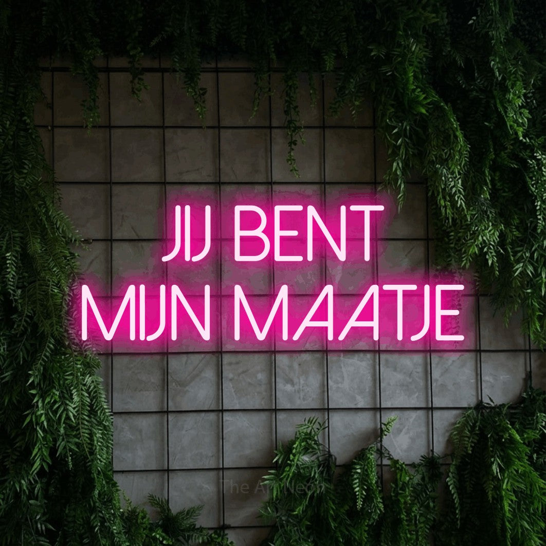 LED neon sign reading “Jij Bent Mijn Maatje”, arranged in 2 lines.