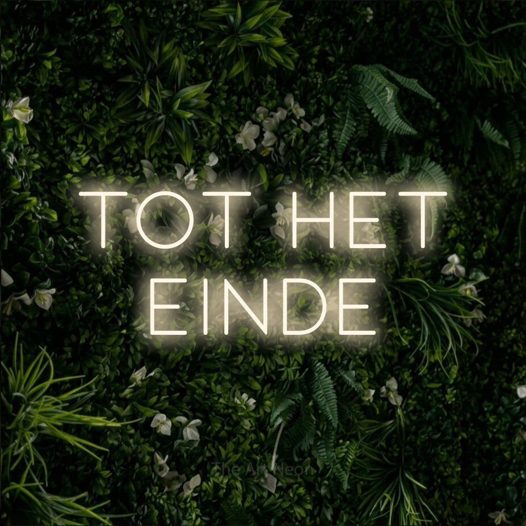 LED neon sign reading “tot het einde”, arranged in 2 lines.