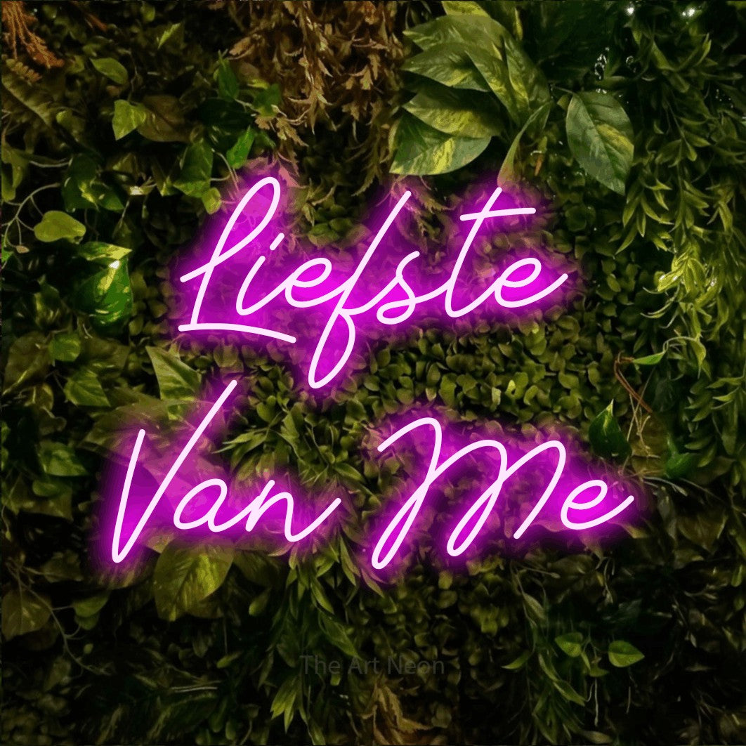 LED neon sign reading “Liefste Van Me”, arranged in 2 lines.