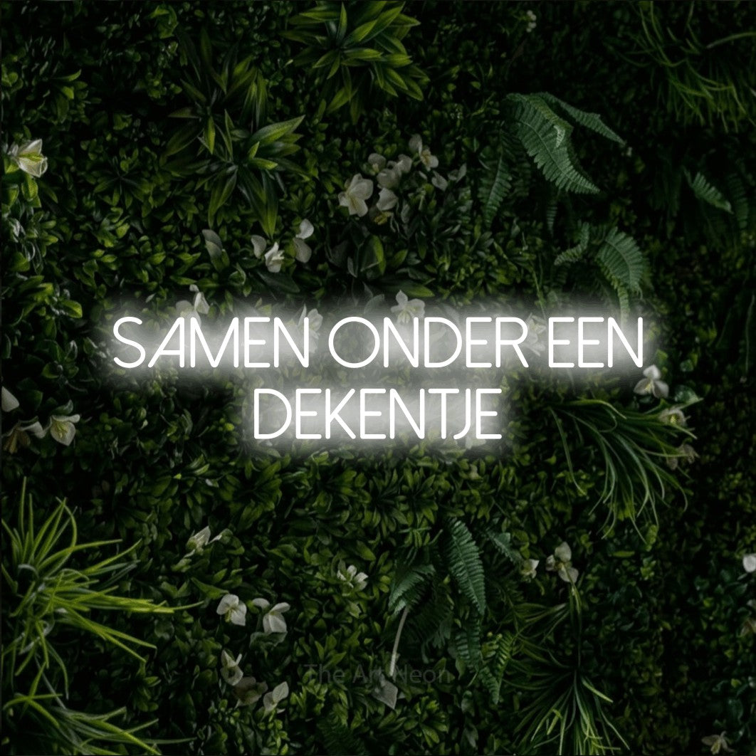 LED neon sign reading “SAMEN onder een dekentje”, arranged in 2 lines.