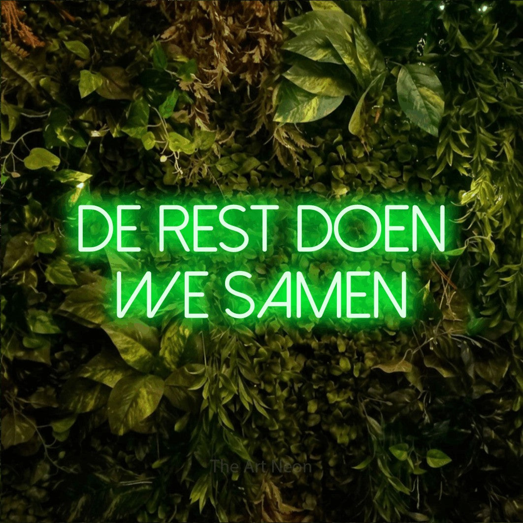 LED neon sign reading “de rest doen we samen”, arranged in 2 lines.