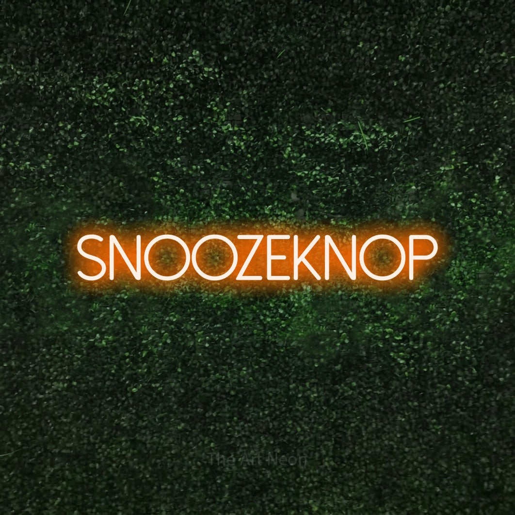 LED neon sign reading “SNOOZEKNOP”, arranged in a single line.