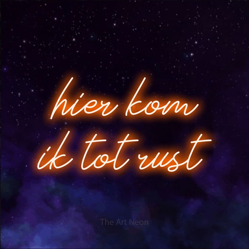 LED neon sign reading “hier kom ik tot rust”, arranged in 2 lines.