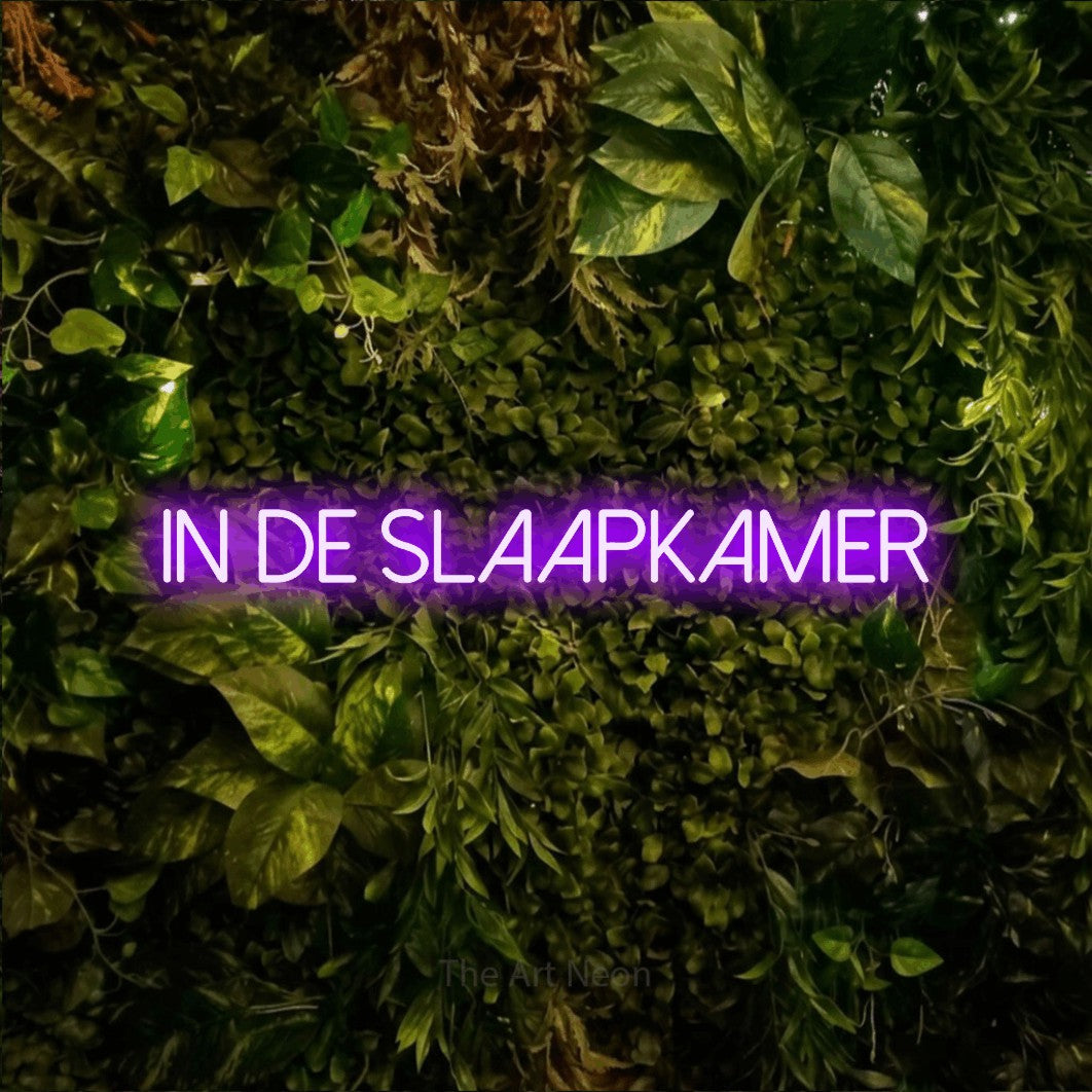 LED neon sign reading “in de slaapkamer”, arranged in a single line.