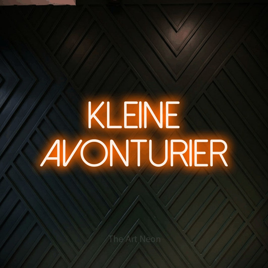 LED neon sign reading “KLEINE AVONTURIER”, arranged in 2 lines.