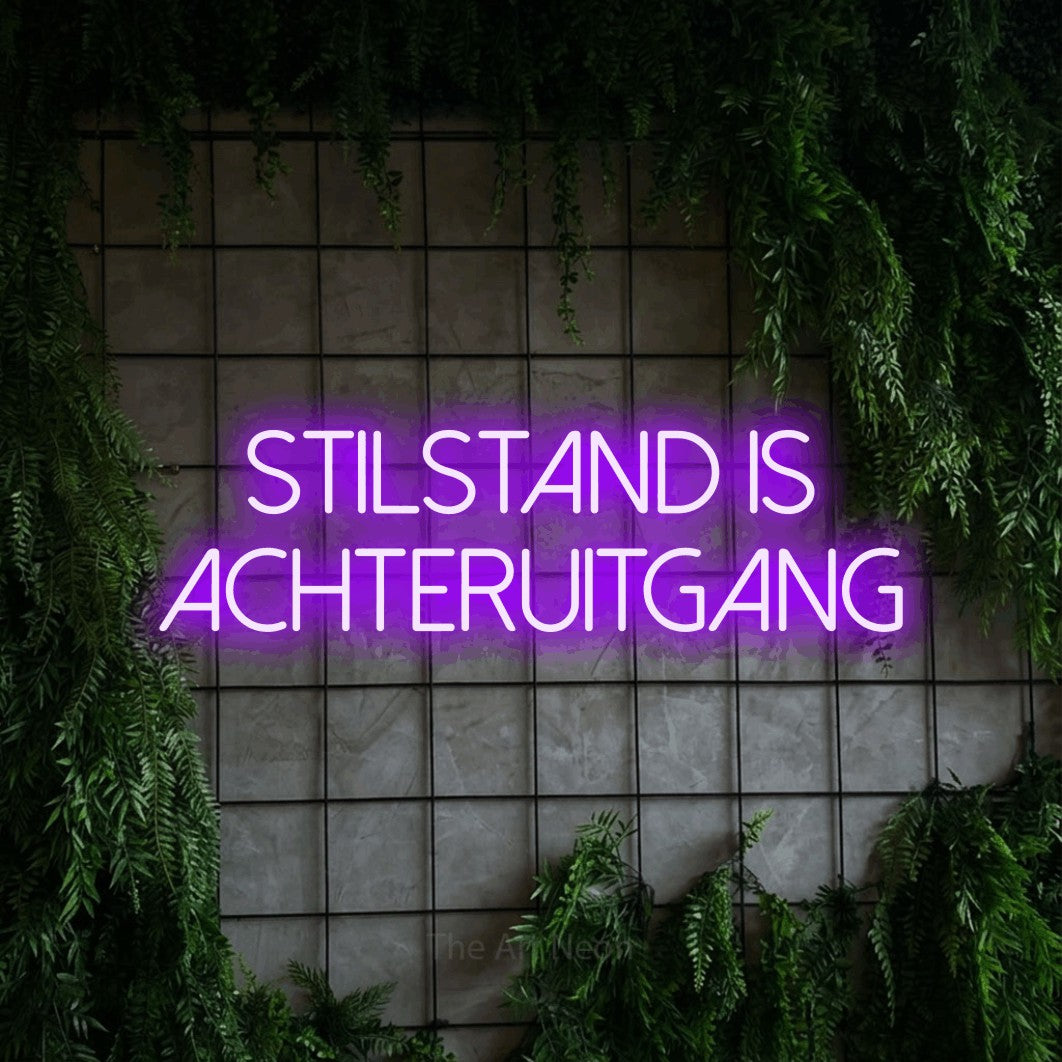 LED neon sign reading “stilstand is achteruitgang”, arranged in 2 lines.