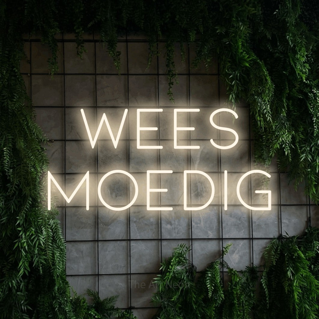 LED neon sign reading “wees moedig”, arranged in 2 lines.