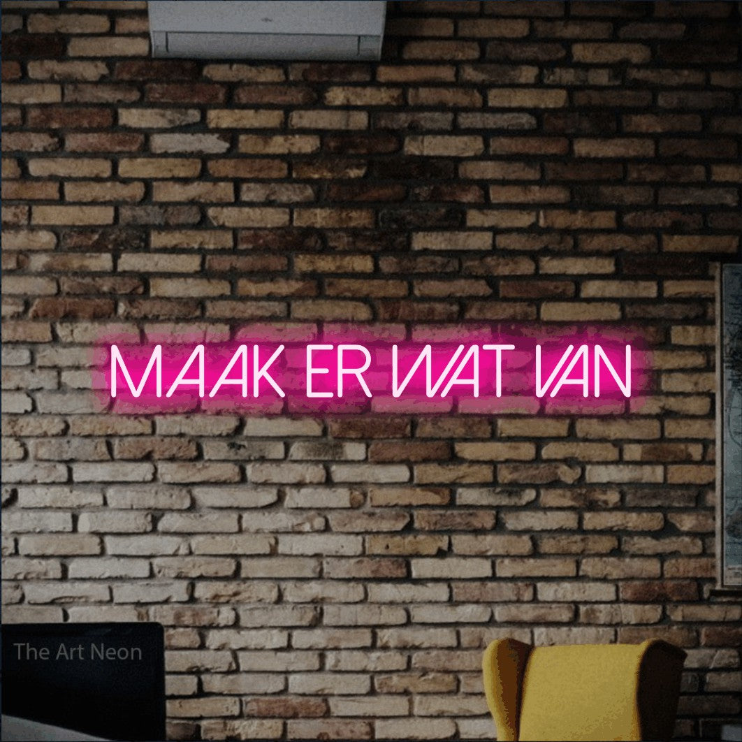 LED neon sign reading “Maak Er Wat Van”, arranged in a single line.
