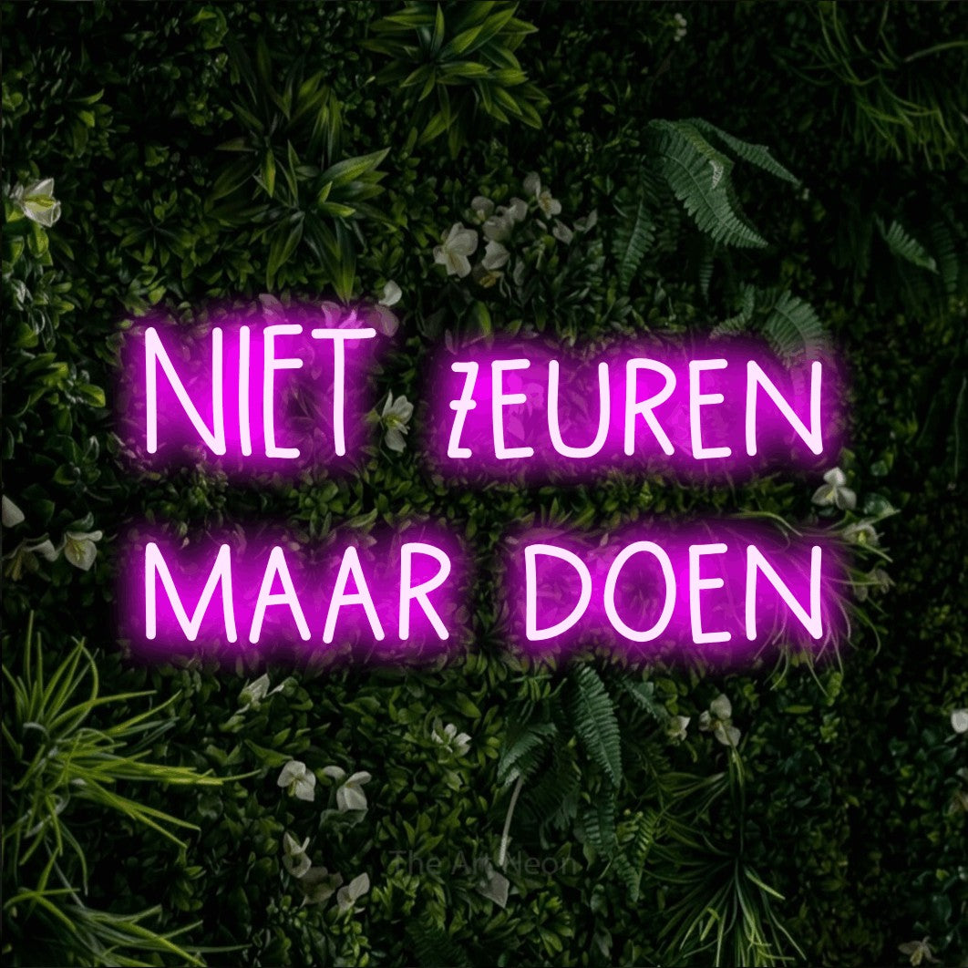 LED neon sign reading “NIET zeuren maar doen”, arranged in 2 lines.