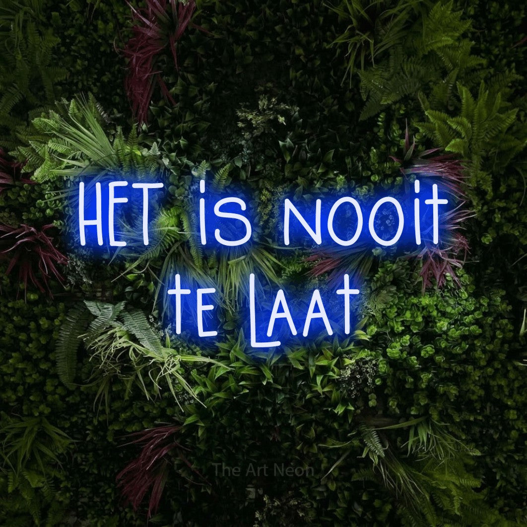 LED neon sign reading “HET is nooit te laat”, arranged in 2 lines.