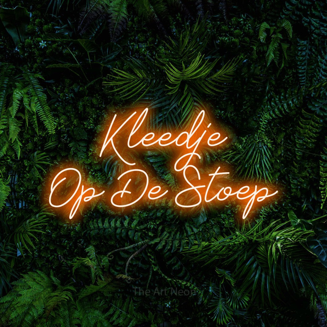 LED neon sign reading “Kleedje Op De Stoep”, arranged in 2 lines.