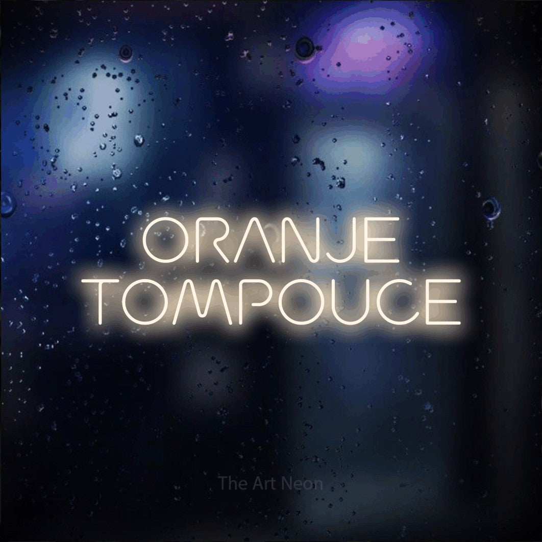 LED neon sign reading “ORANJE TOMPOUCE”, arranged in 2 lines.
