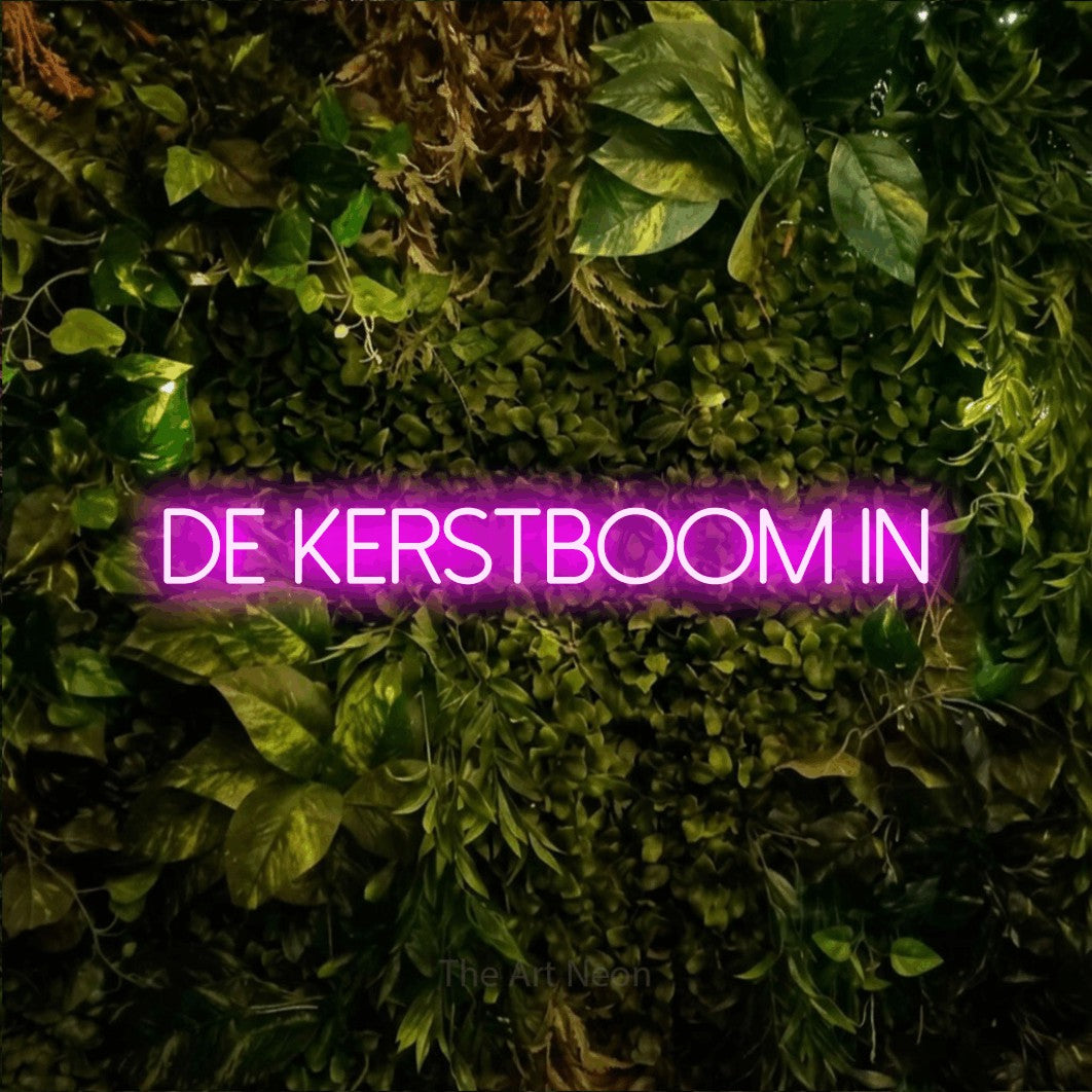 LED neon sign reading “DE KERSTBOOM IN”, arranged in a single line.
