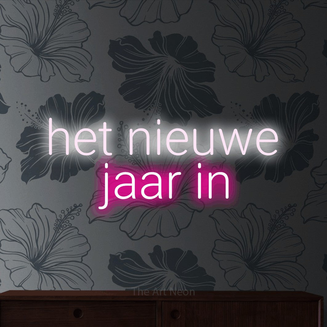 LED neon sign reading “het nieuwe jaar in”, arranged in 2 lines.