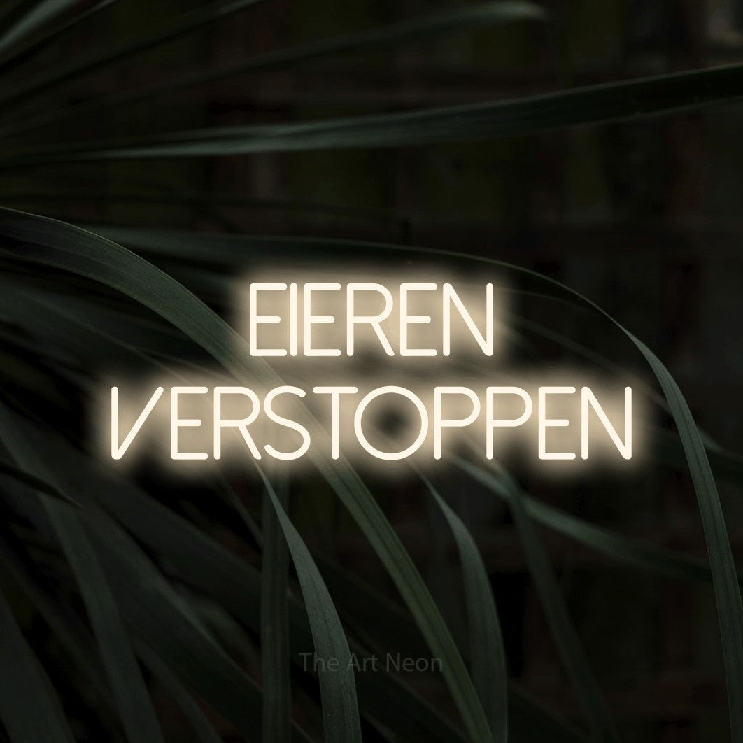 LED neon sign reading “eieren verstoppen”, arranged in 2 lines.