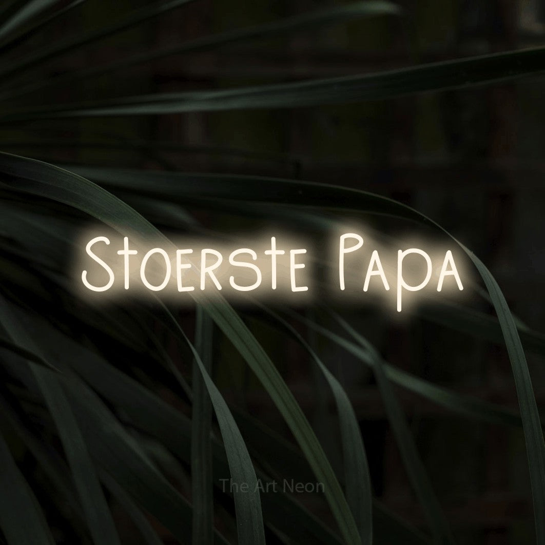 LED neon sign reading “Stoerste Papa”, arranged in a single line.