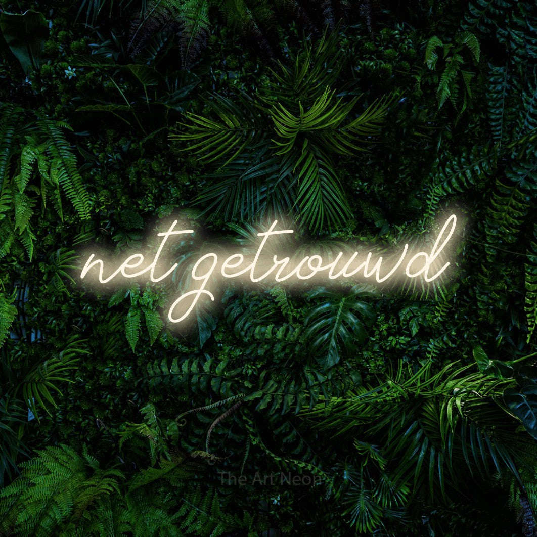 LED neon sign reading “net getrouwd”, arranged in a single line.