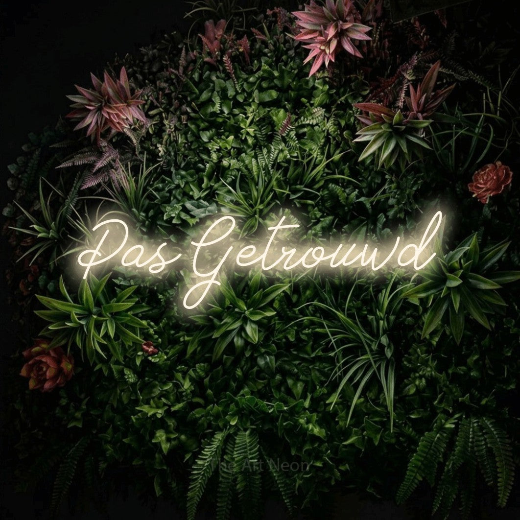 LED neon sign reading “Pas Getrouwd”, arranged in a single line.