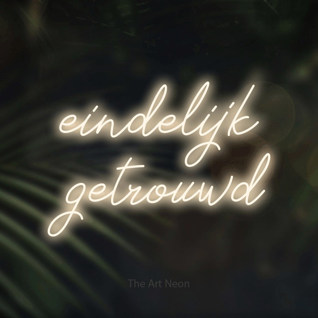 LED neon sign reading “eindelijk getrouwd”, arranged in 2 lines.