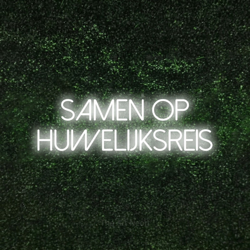 LED neon sign reading “samen op huwelijksreis”, arranged in 2 lines.