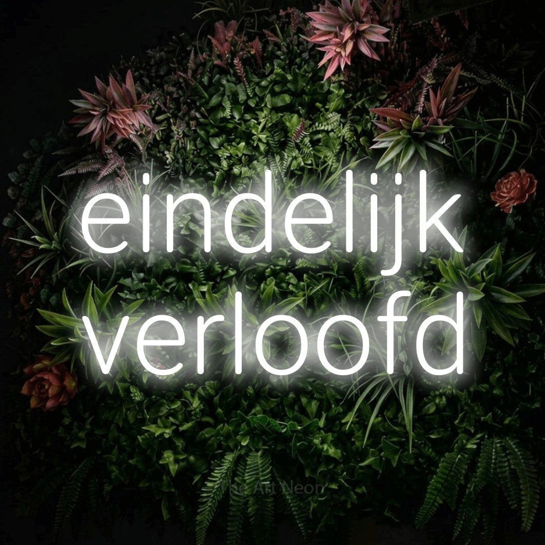 LED neon sign reading “eindelijk verloofd”, arranged in 2 lines.