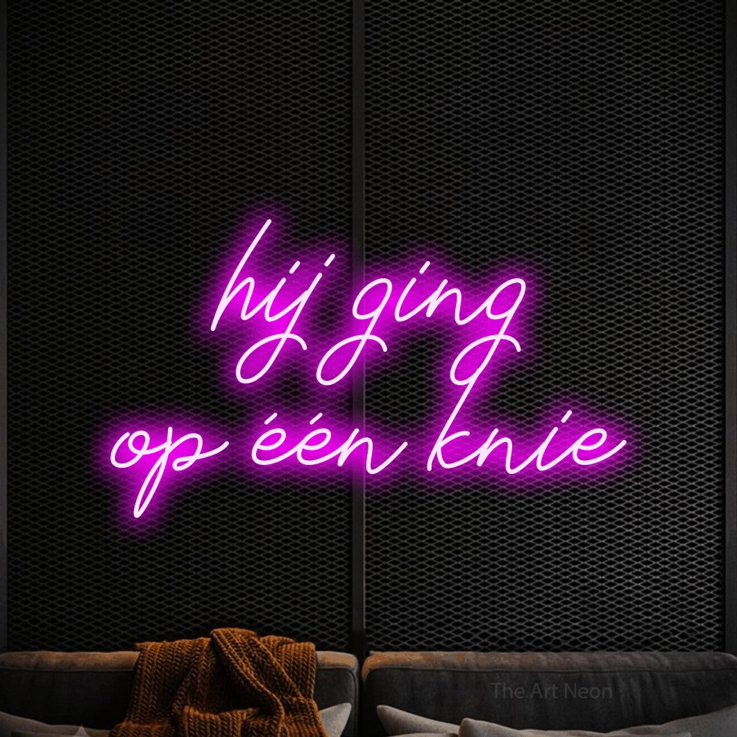 LED neon sign reading “hij ging op één knie”, arranged in 2 lines.