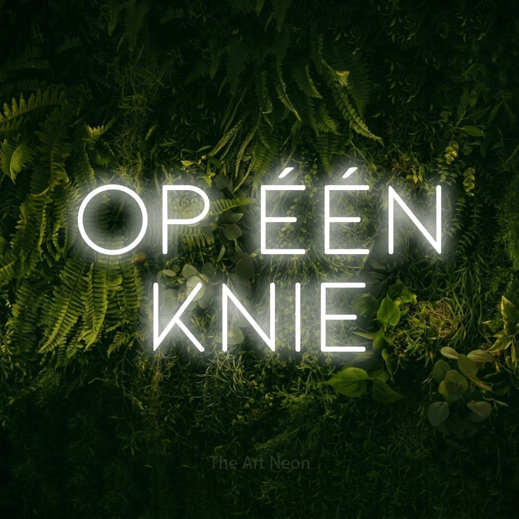 LED neon sign reading “Op Één Knie”, arranged in 2 lines.