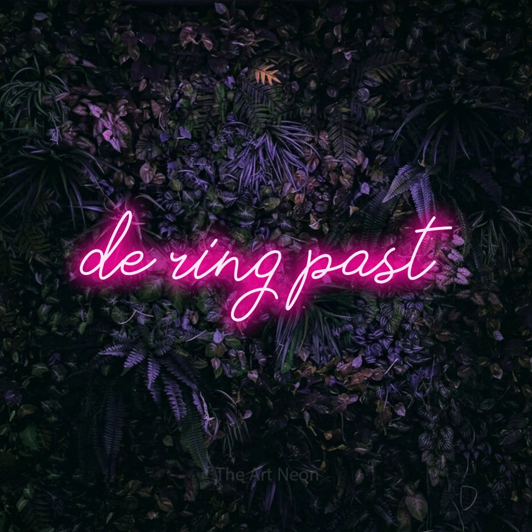 LED neon sign reading “de ring past”, arranged in a single line.