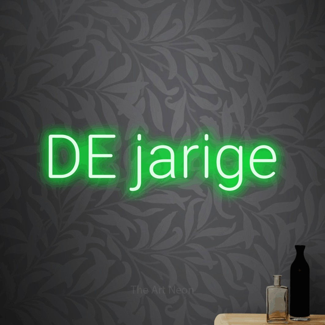 LED neon sign reading “DE jarige”, arranged in a single line.