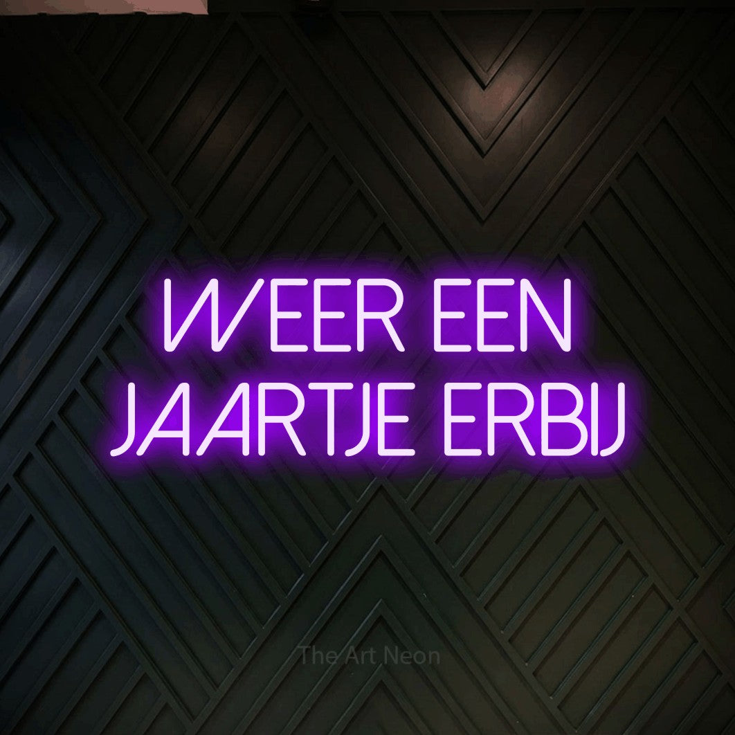 LED neon sign reading “WEER een jaartje erbij”, arranged in 2 lines.