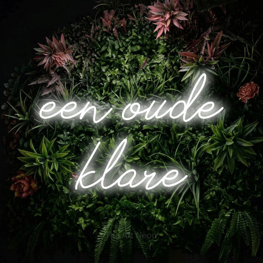 LED neon sign reading “een oude klare”, arranged in 2 lines.