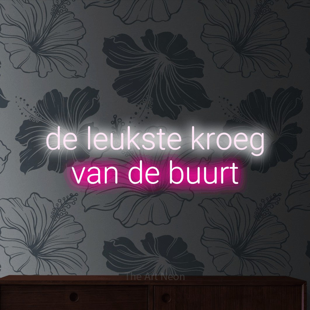 LED neon sign reading “de leukste kroeg van de buurt”, arranged in 2 lines.