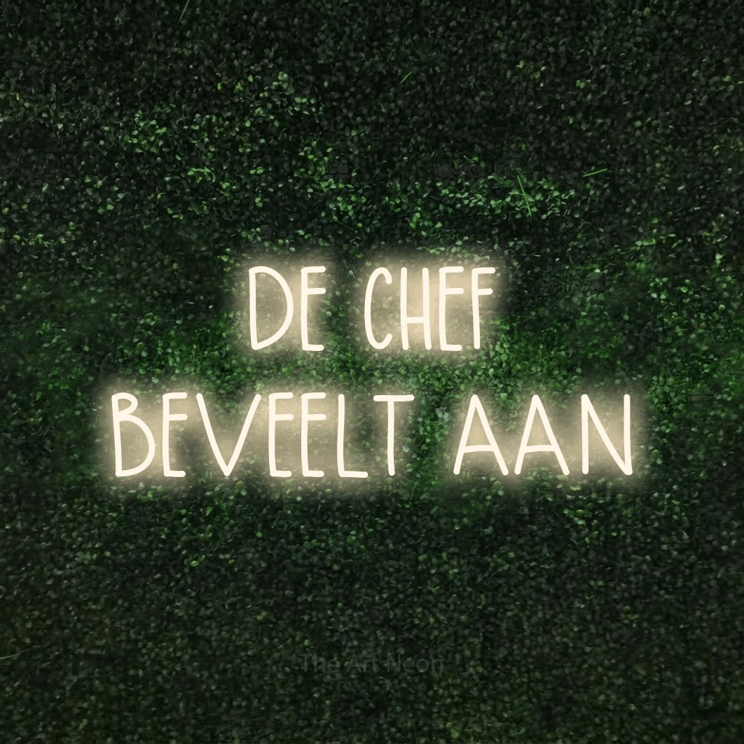 LED neon sign reading “DE CHEF BEVEELT AAN”, arranged in 2 lines.