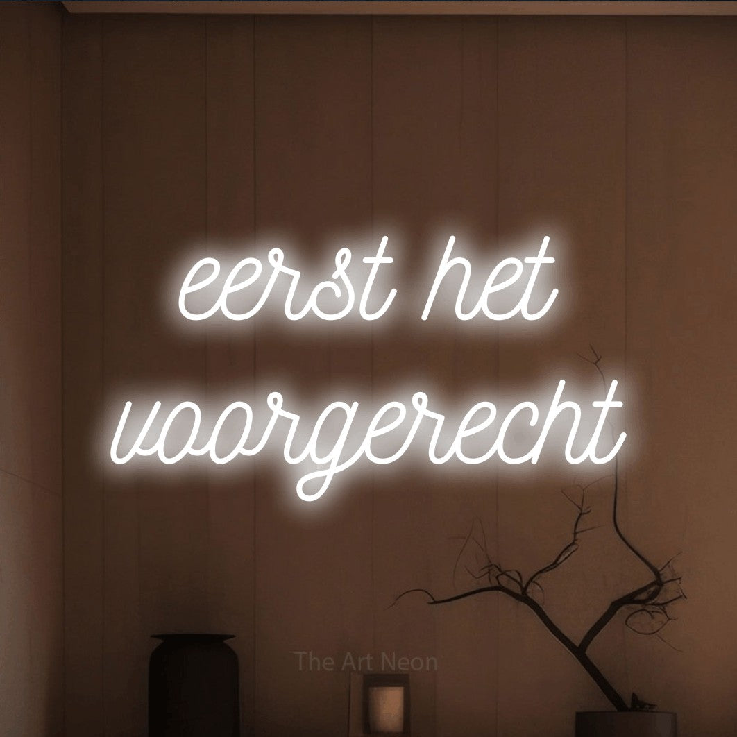LED neon sign reading “eerst het voorgerecht”, arranged in 2 lines.
