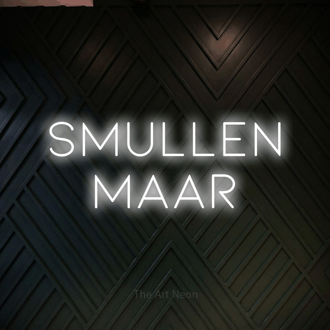 LED neon sign reading “smullen maar”, arranged in 2 lines.