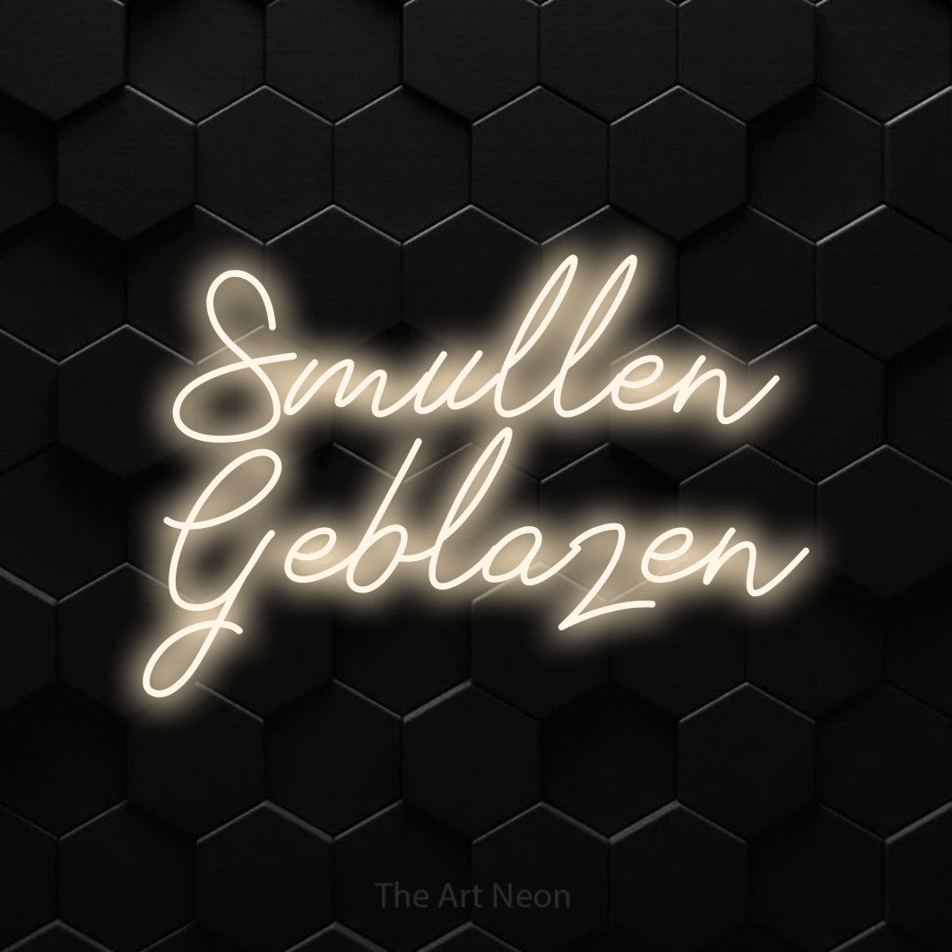 LED neon sign reading “Smullen Geblazen”, arranged in 2 lines.