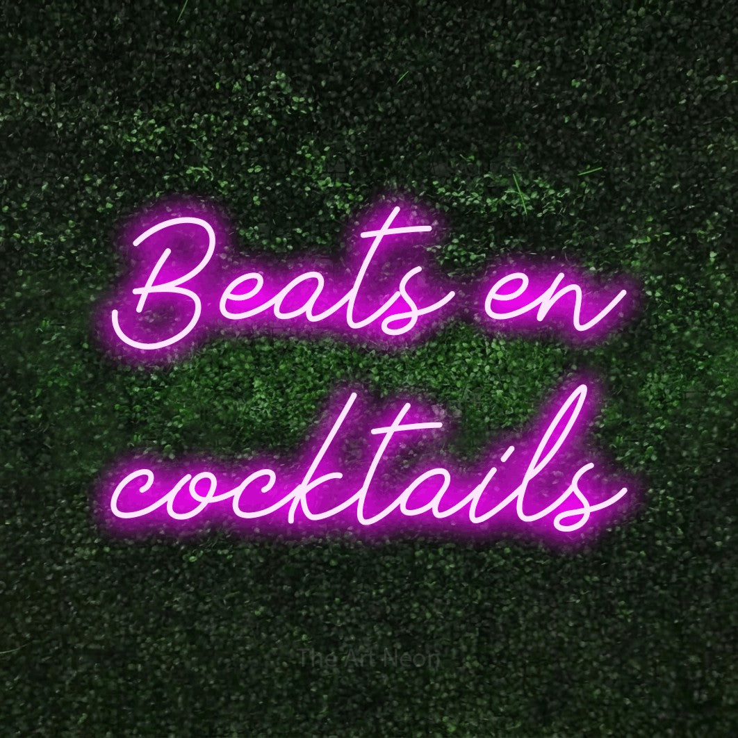 LED neon sign reading “Beats en cocktails”, arranged in 2 lines.