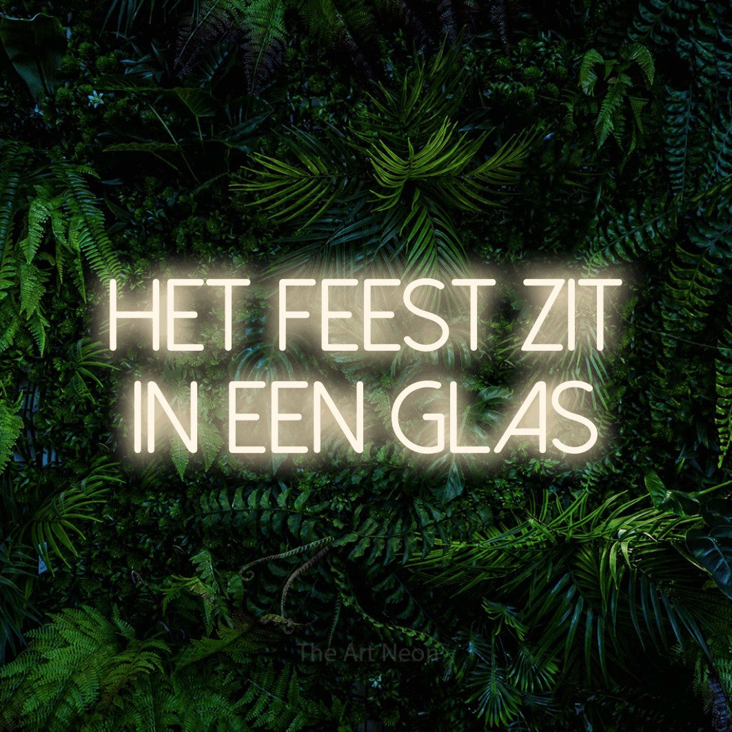 LED neon sign reading “het feest zit in een glas”, arranged in 2 lines.