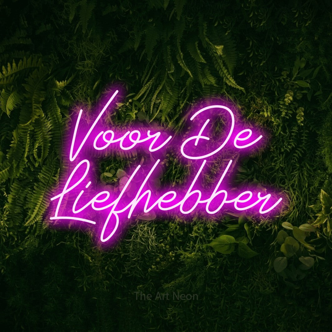 LED neon sign reading “Voor De Liefhebber”, arranged in 2 lines.