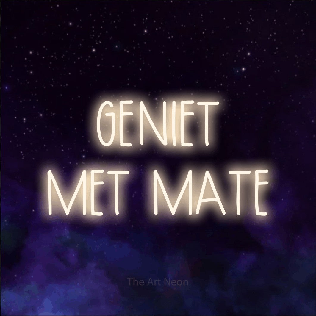 LED neon sign reading “GENIET MET MATE”, arranged in 2 lines.